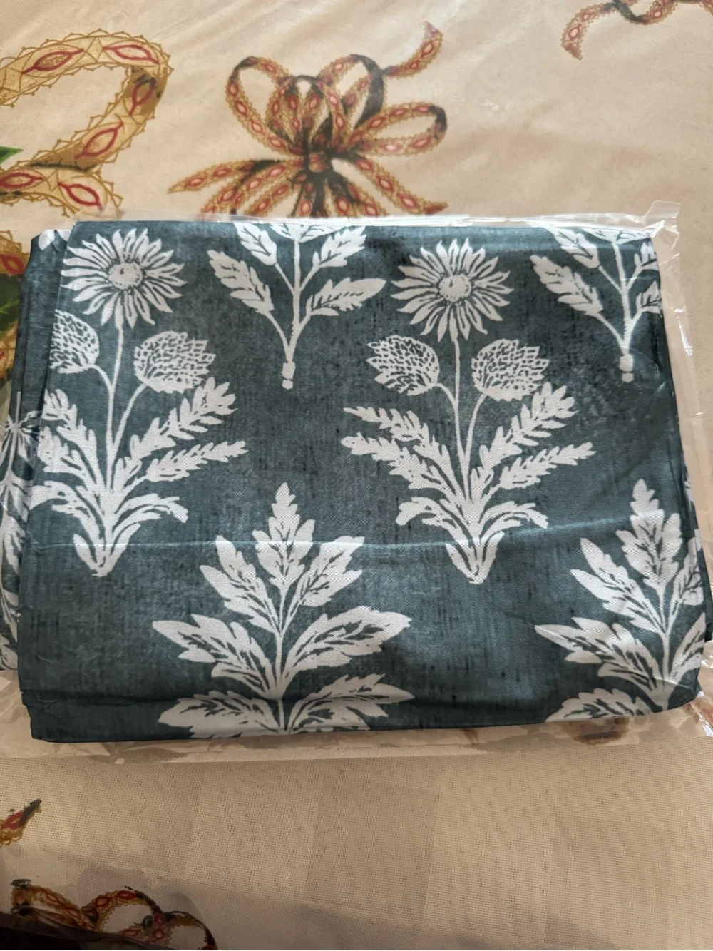 Tablecloth 60×60 Inch Square, Vintage Daisy Green/White